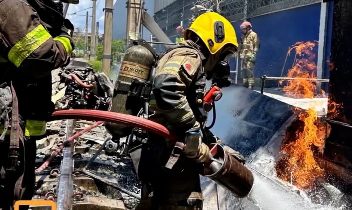 Piloto morre após queda de avião em pátio de manutenção do metrô de BH